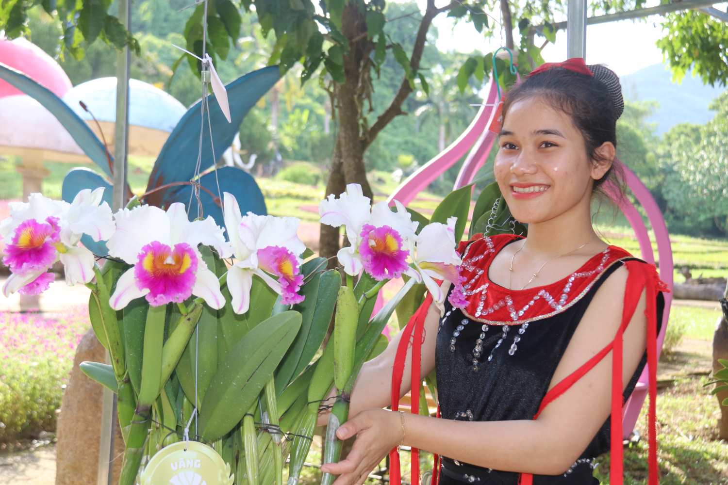 Young girl Raglay with the work won the first prize of the Cattleya orchids at the 3rd Nha Trang - Khanh Hoa orchids contest in 2025. Photo: Phuong Linh