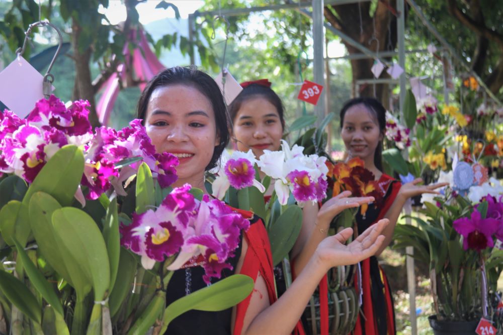 Thieu nu Raglay cung luu lai khoanh khac dep cung hoa lan. Anh: Phuong Linh