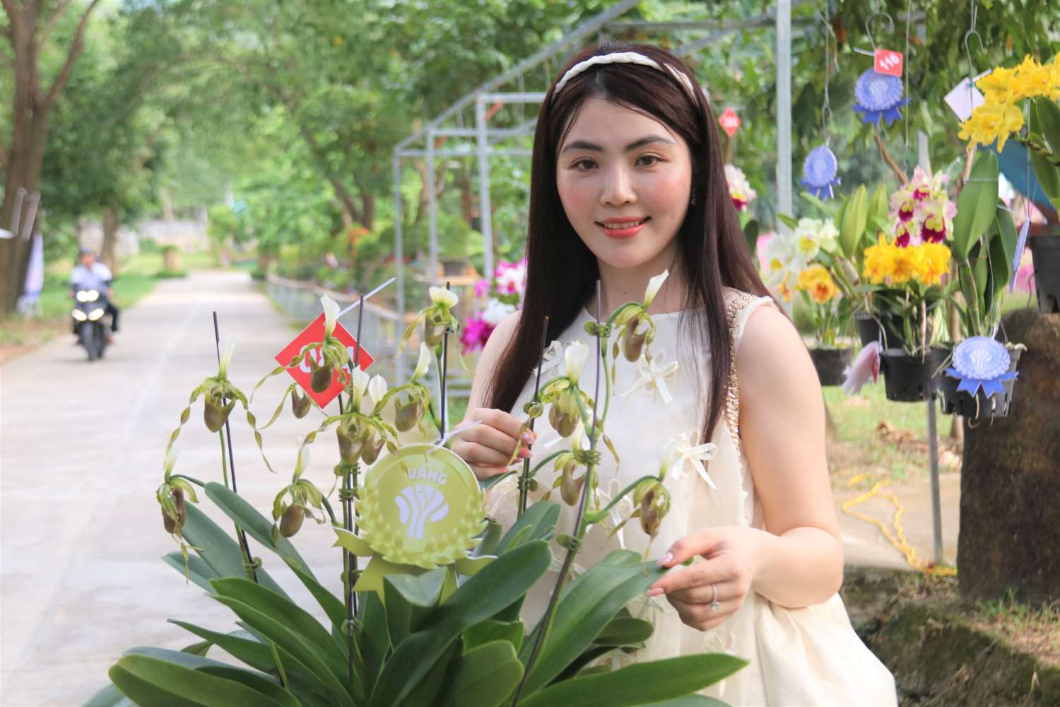 Chi Nguyen Thi Kim Loan, den tu Lam Dong voi tac pham lan hai rau dat giai Nhat nhom lan rung. Anh: Phuong Linh.