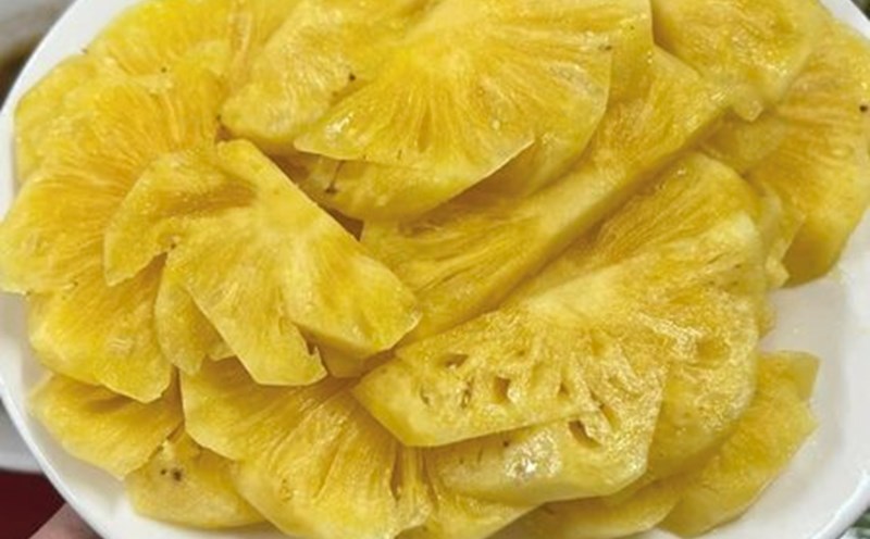 The high natural sugar content in ripe pineapple, especially ripe pineapple, contributes to increased blood sugar. Photo: Kieu Vu