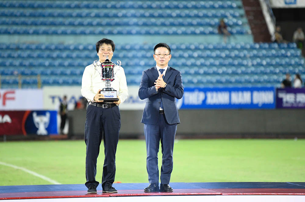 Sieu Cup bong da Quoc gia la tran dau thuong nien khoi dau mua giai, dien ra giua doi vo dich Quoc gia va doi doat Cup Quoc gia, hoac giua doi doat ca 2 danh hieu va doi a quan giai vo dich quoc gia. Tran Sieu Cup dau tien duoc to chuc vao nam 1999, theo sang kien cua bao Tien Phong, phoi hop to chuc cung voi Lien doan bong da Viet Nam (VFF), sau nay la Cong ty VPF va da duoc dua vao he thong thi dau chinh thuc cua bong da Viet Nam.