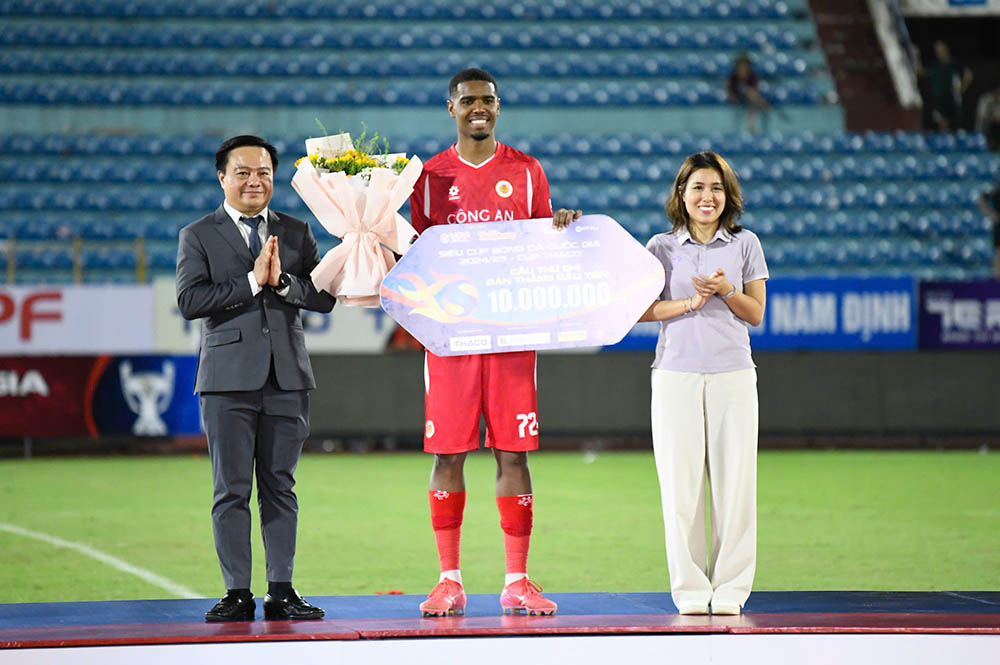 Chan sut Alan la cau thu ghi ban dau tien trong tran tranh Sieu Cup.