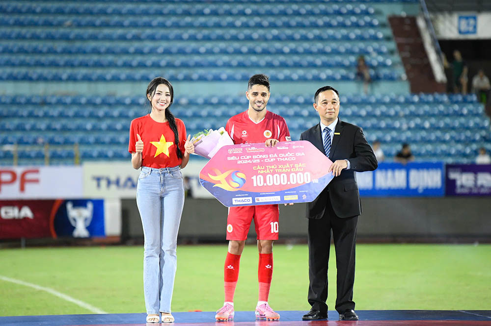 Danh hieu Cau thu xuat sac nhat tran thuoc ve Leo Artur.