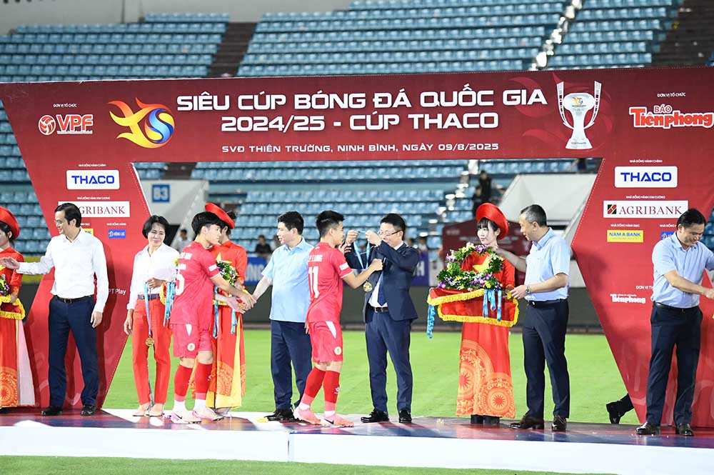 Truoc suc ep cua hang chuc nghin khan gia tren san Thien Truong, cau lac bo Cong an Ha Noi van gianh thang loi 3-1 truoc Thep Xanh Nam Dinh de gianh danh hieu Sieu Cup Quoc gia 2024-2025.