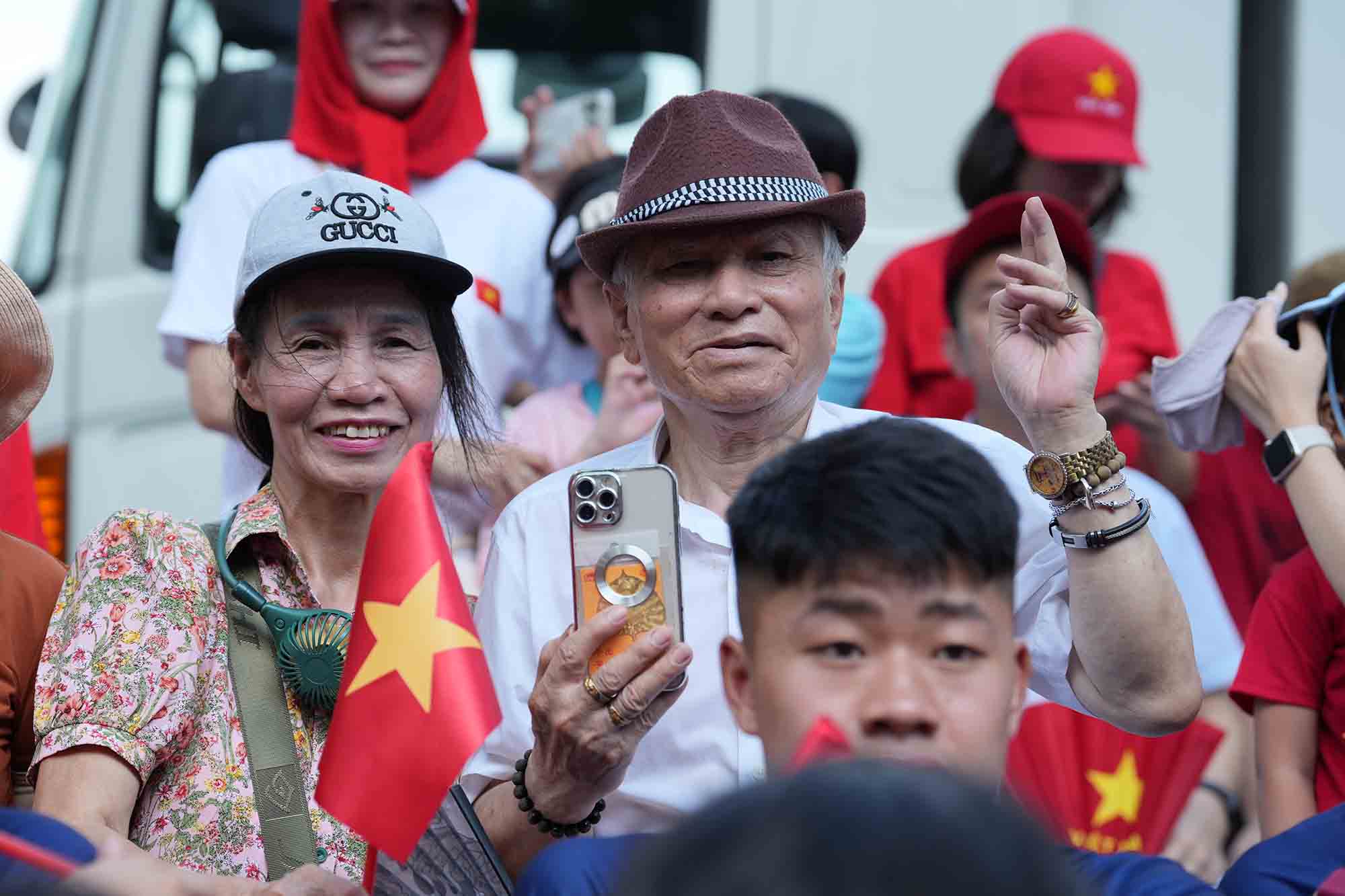 Nguoi dan do ve pho di bo ho Guom tu sang som de theo doi chuong trinh Ngay hoi Vi Thu do binh yen. Anh: Song Huu