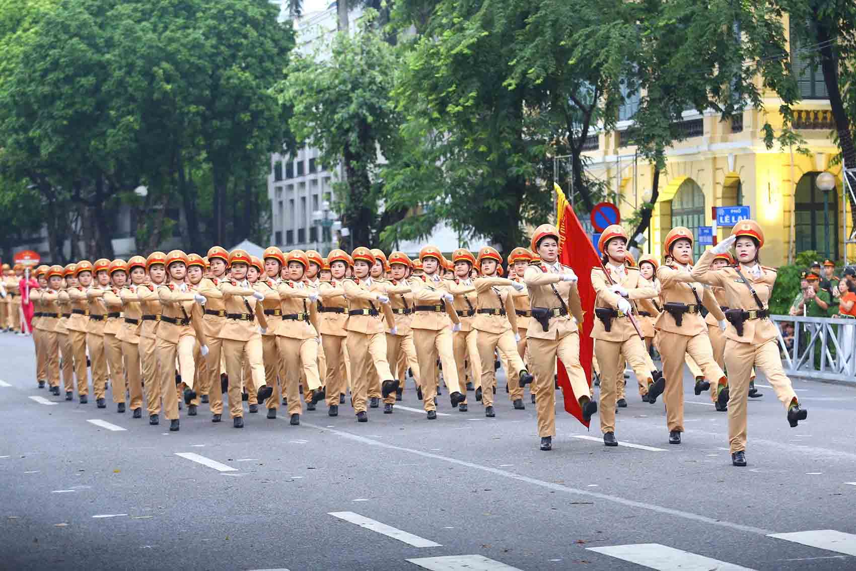 Khoi nu Canh sat giao thong duyet doi ngu tai pho di bo ho Guom (Ha Noi), sang 7.8. Anh: Song Huu