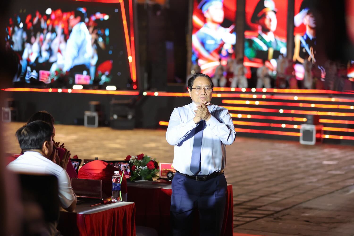 Prime Minister Pham Minh Chinh attended the Under the glorious Flag program in Hue. Photo: Dinh Hoang.