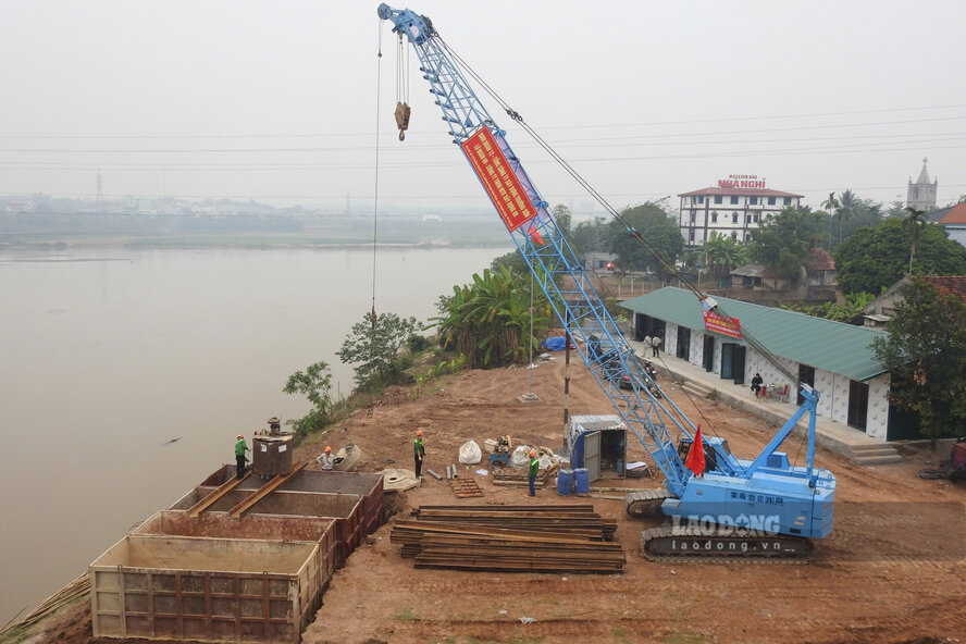 Thang 10.2024, ngay sau khi duoc giao nhiem vu xay dung cau Phong Chau moi, Ban Quan ly du an Thang Long (Chu dau tu) cung Tong Cong ty Xay dung Truong Son (don vi thi cong) da khan truong huy dong nhan luc, phuong tien de trien khai cac cong viec.