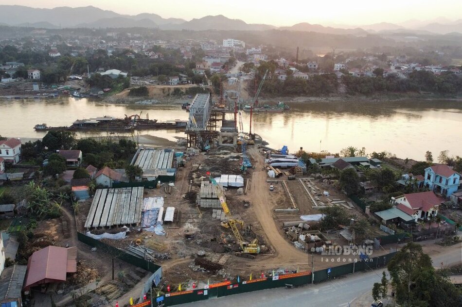 Tong Cong ty Xay dung Truong Son da to chuc thi cong 3 ca, 4 kip, khong ke ngay dem, le tet, phan dau hoan thanh cong trinh som nhat co the (anh chup chieu 29 Tet).