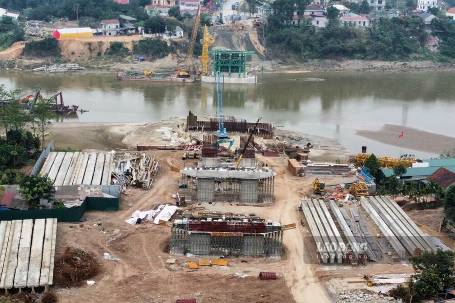 Den thang 2.2025, 74 mui khoan coc nhoi, bao gom 44 mui khoan phuc tap nhat thuoc hai tru T4, T5 duoi long song da hoan tat an toan, dap ung yeu cau ky thuat nghiem ngat