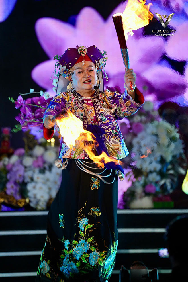 Nghe si Xuan Hinh tren san khau V-Concert. Anh: Ban to chuc cung cap