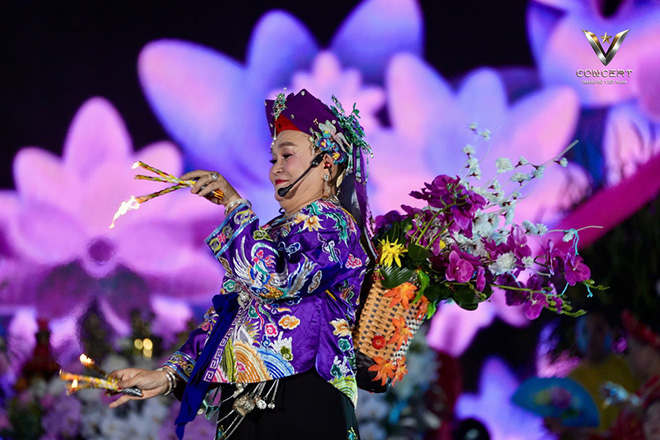 Artist Xuan Hinh in the Chau Van singing performance. Photo: Provided by the organizing committee