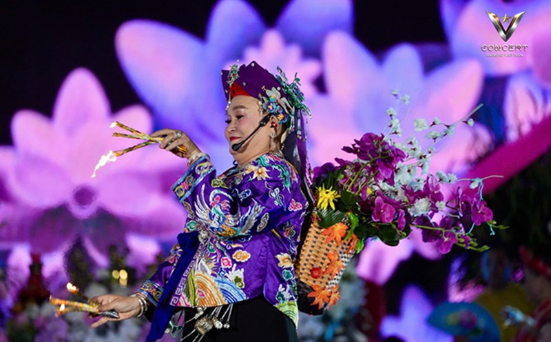 Artist Xuan Hinh in the Chau Van singing performance. Photo: Provided by the organizing committee