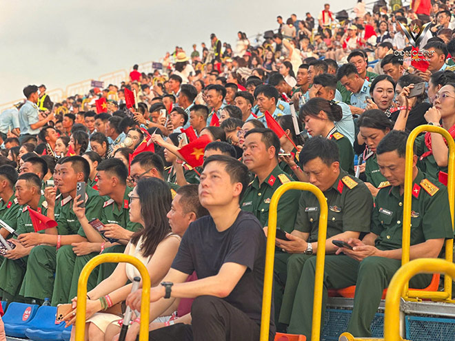 Cac khan gia hao huc mong cho dai nhac hoi V Concert - Rang ro Viet Nam. Anh: Ban to chuc cung cap