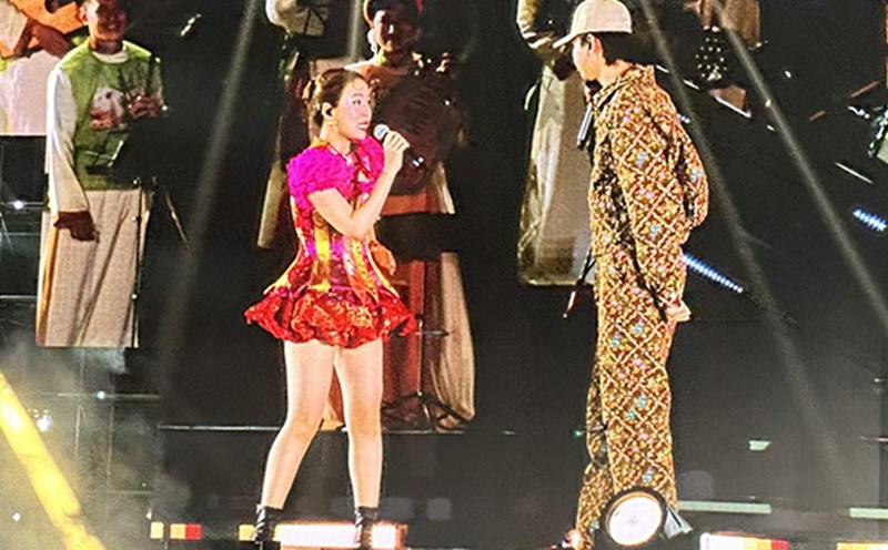 Hoang Thuy Linh and Den Vai stood on the same stage. Photo: Hoang Duong