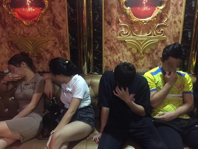 A group of drug users in a karaoke bar were discovered and arrested by Hanoi Police. Photo: Provided by the police