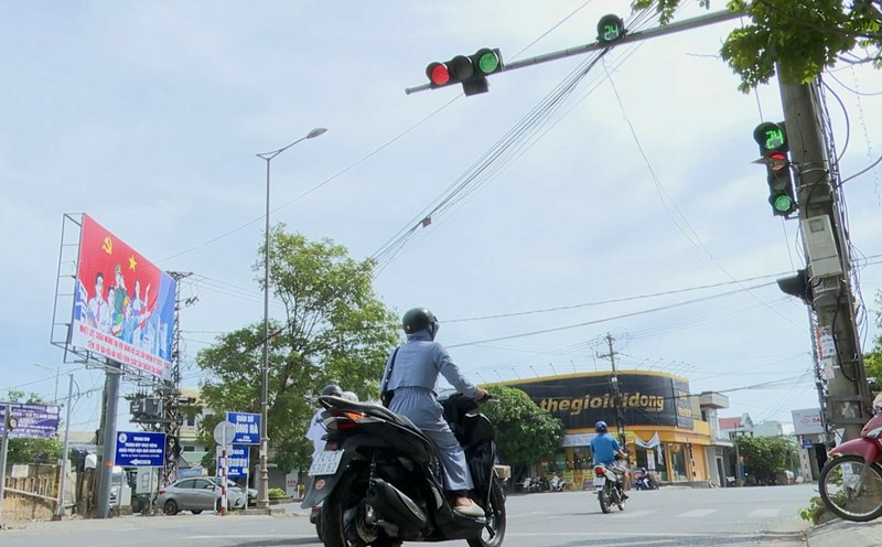 Traffic lights are both green and red, and have not been fixed for a month.