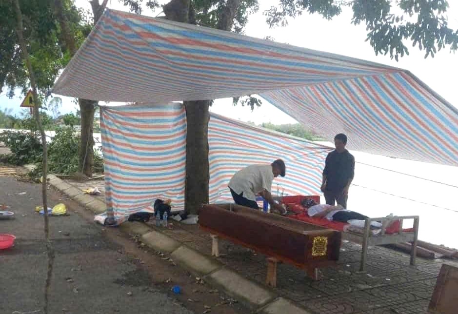 Les proches s'occupent des funerailles de l'etudiante noyee. Photo : An Nam