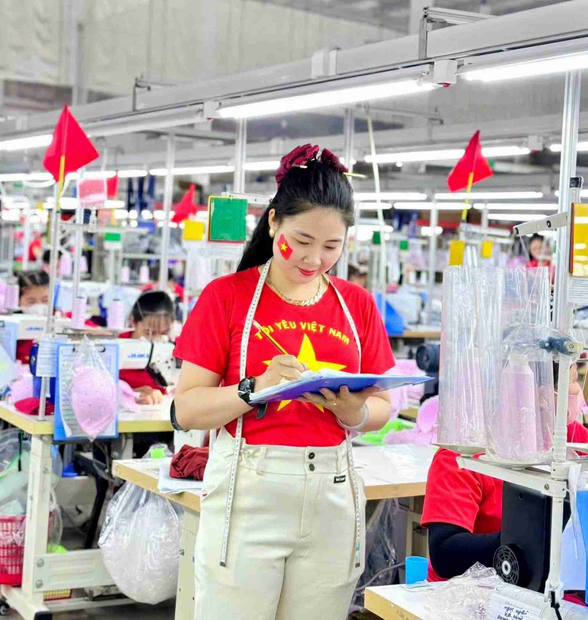 Nu cong nhan lao dong xu Nghe ron rang, nao nuc huong ve Dai le. Anh: Ngoc Anh