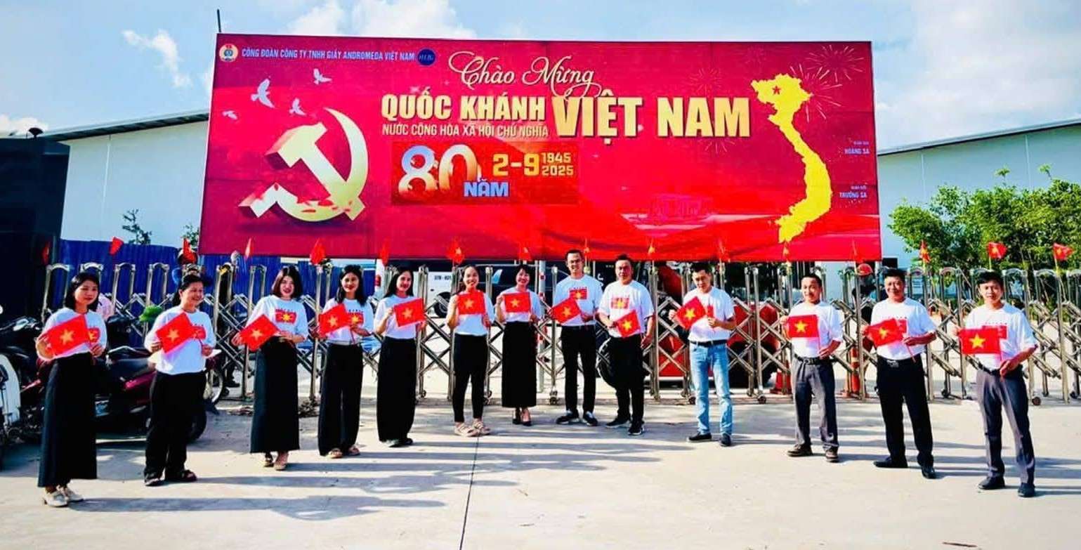 Doanh nghiep trang hoang ruc ro mung Dai le cua dat nuoc. Anh: Ngoc Anh