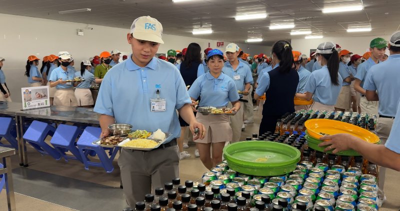 Los trabajadores estan entusiasmados con la atencion practica de las empresas durante las festividades. Foto: Hoang Loc