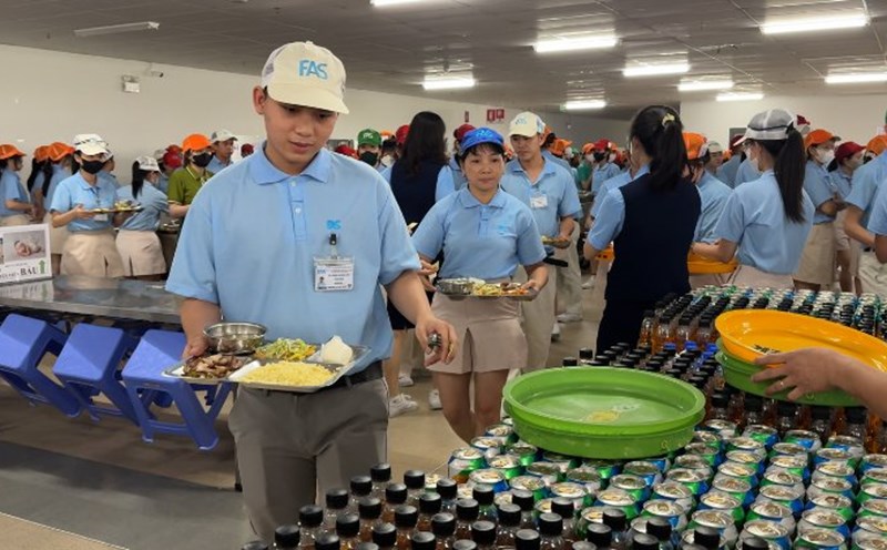 Workers are excited by the practical care of businesses during the holiday. Photo: Hoang Loc