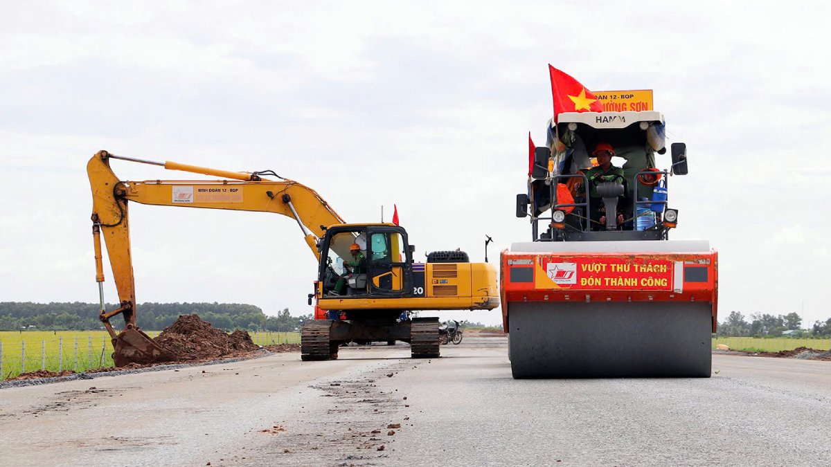 Employees work hard at the expressway construction site in the West. Photo: Ta Quang
