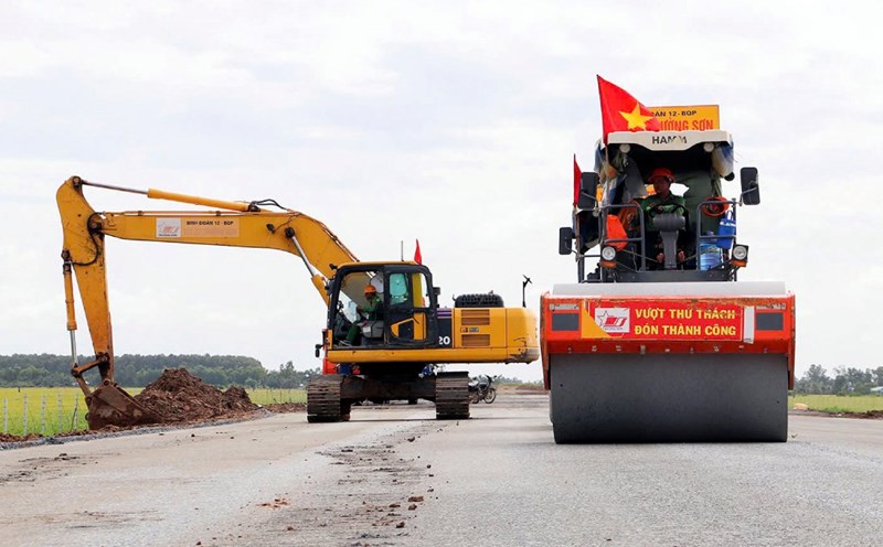 Employees work hard at the expressway construction site in the West. Photo: Ta Quang