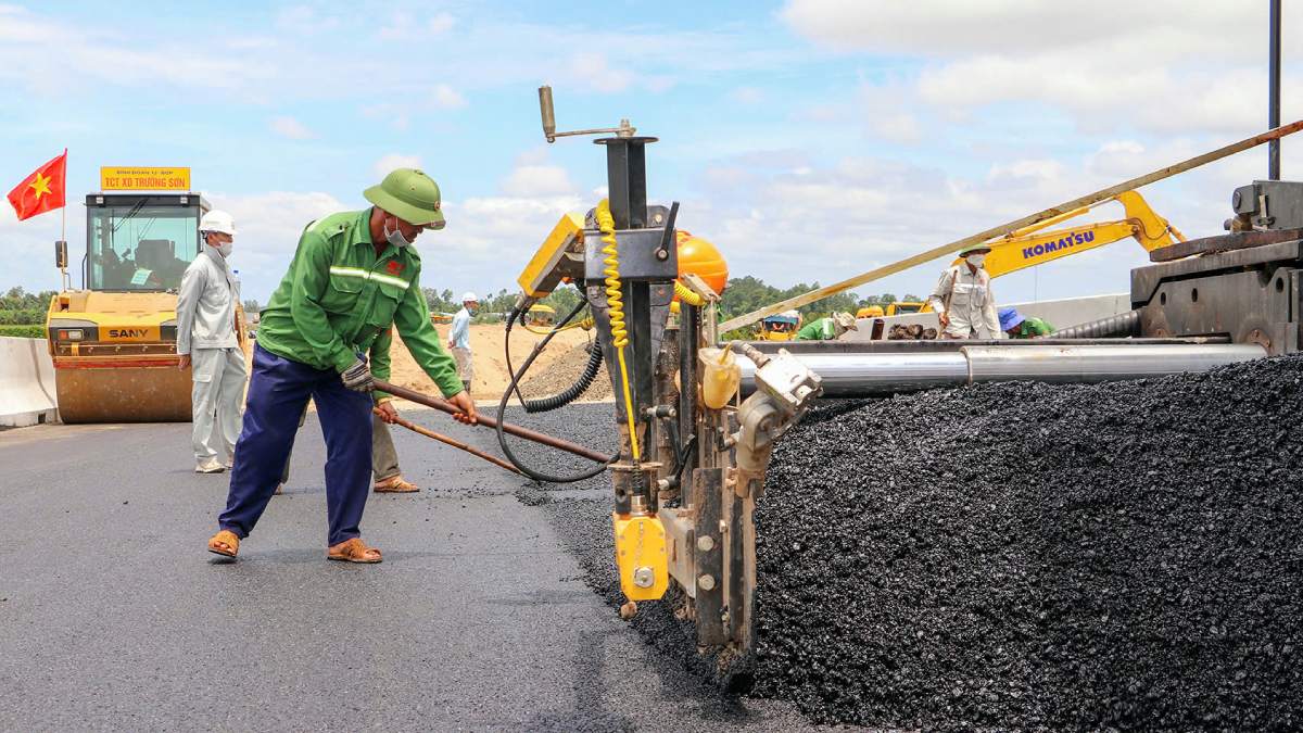 Thiet bi may moc va nhan cong thi cong tren cong truong cao toc Can Tho - Ca Mau. Anh: Ta Quang