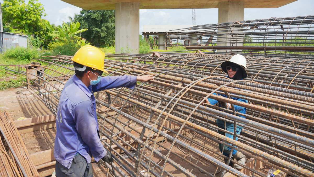 Cong nhan thi cong cao toc Chau Doc - Can Tho - Soc Trang doan qua TP Can Tho. Anh: Ta Quang