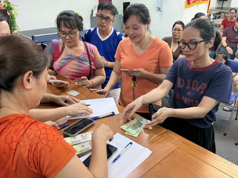 9월 2일 국경일을 맞아 8월 31일 10만 동 상당의 선물을 받은 하노이 안칸 코뮌 게멕 타워 아파트 주민들 사진: 까오 응우옌