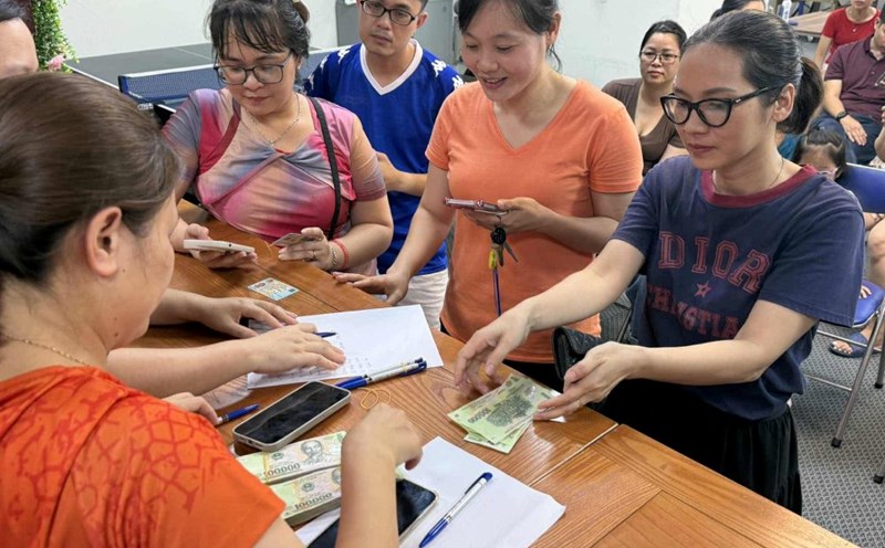 People in Gemek Tower apartment building, An Khanh commune (Hanoi) received a gift of 100,000 VND on August 31 on the occasion of National Day September 2. Photo: Cao Nguyen