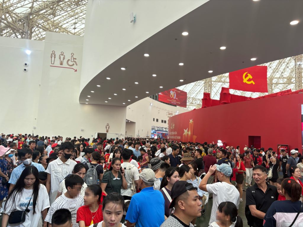 9月1日に国立展示センターを訪れた多くの人々。写真:バオ・ハン