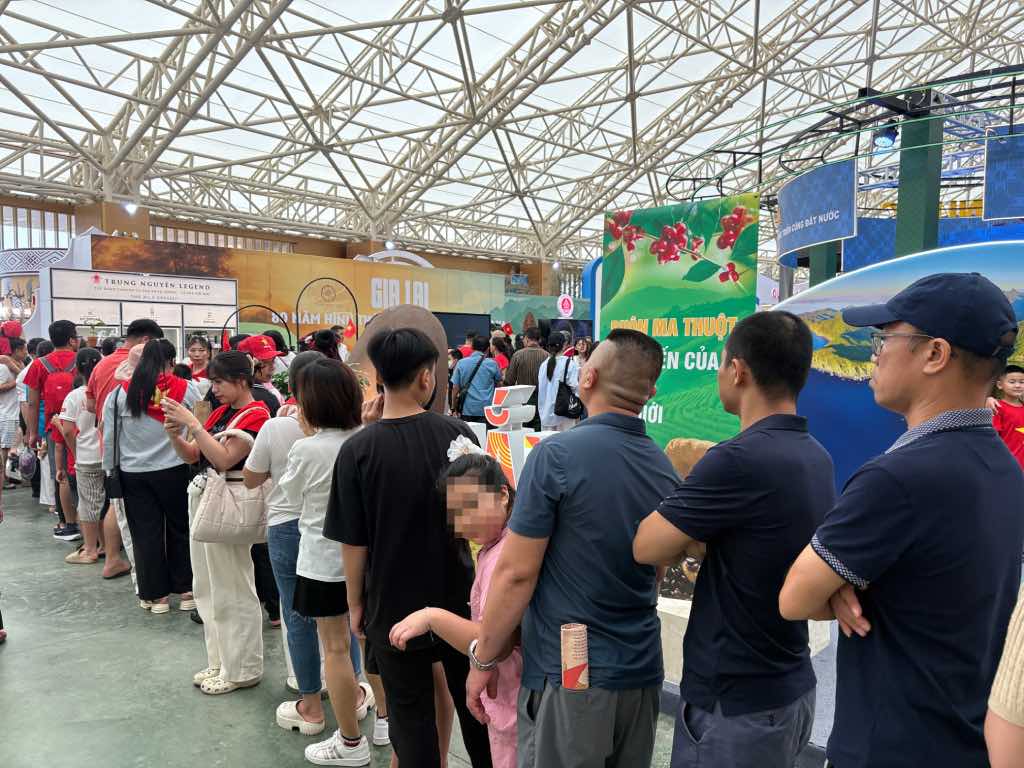 Khach tham quan xep hang de tham du chuong trinh tai trien lam. Anh: Bao Han