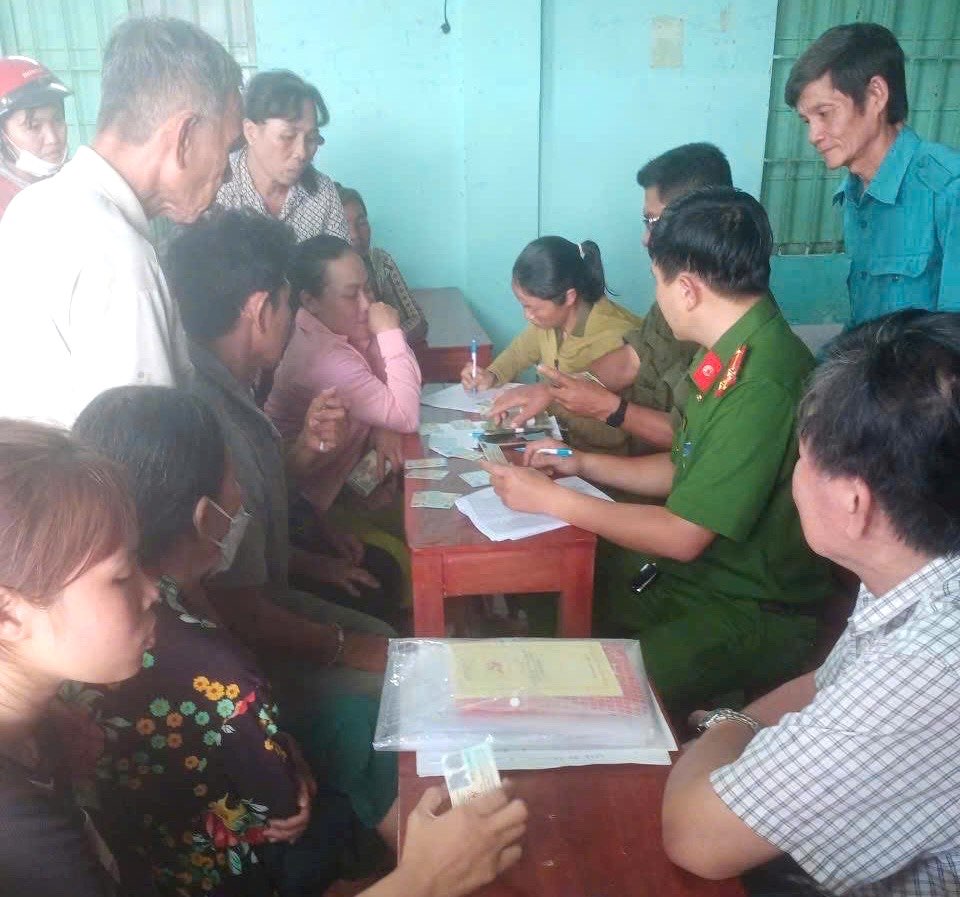 Nguoi dan xa Phu Trung nhan qua truc tiep tai nha van hoa thon dip Le Quoc khanh 2.9. Anh: Cong an tinh Dong Nai
