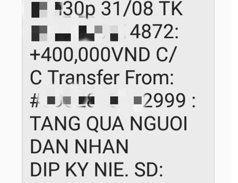 Ho dan xa Xuan Hoa nhan qua Quoc khanh 2.9 chuyen vao tai khoan an sinh xa hoi lien ket ung dung VNeID. Anh: Xa Xuan Hoa