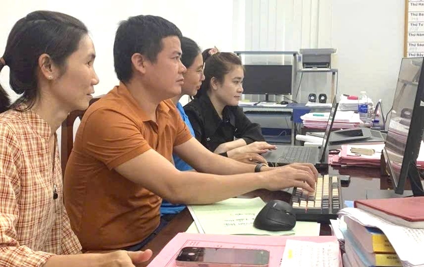 899 households in Xuan Hoa commune received National Day gifts on September 2 transferred to social security accounts linked to the VNeID application. Photo: Xuan Hoa Commune