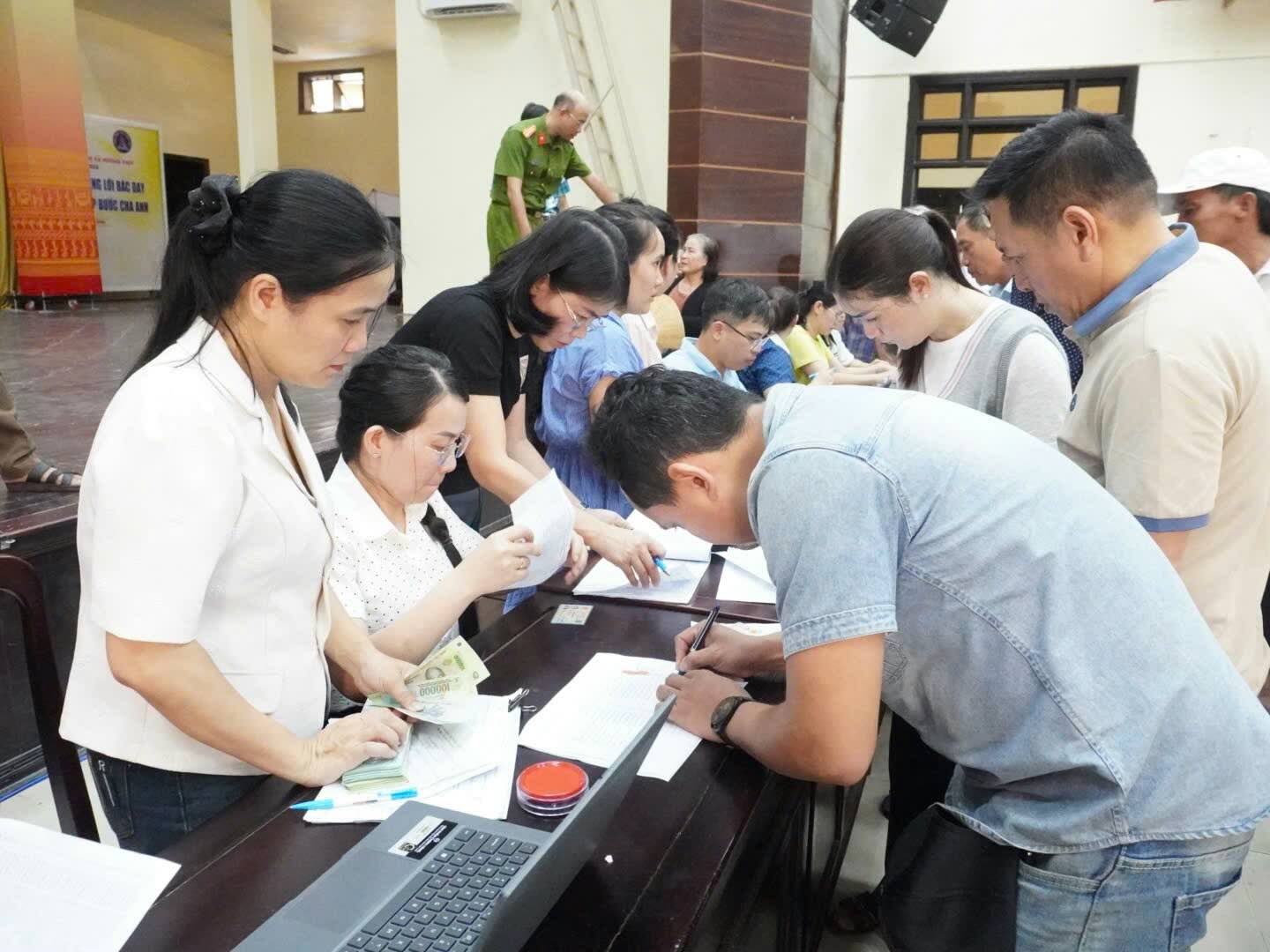 Citizens receive gifts on National Day. Photo: Thanh Doan