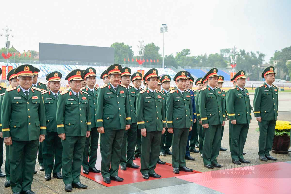 Doan dai bieu Quan uy Trung uong, Bo Quoc phong tuong nho Chu tich Ho Chi Minh. Anh: Hai Nguyen