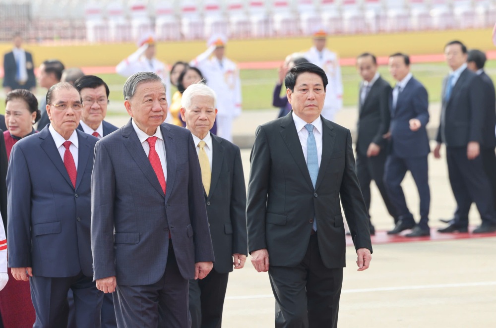Doan dai bieu lanh dao, nguyen lanh dao Dang, Nha nuoc, cung cac bo, nganh Trung uong, den dat vong hoa va vao Lang vieng Chu tich Ho Chi Minh. Anh: Hai Nguyen