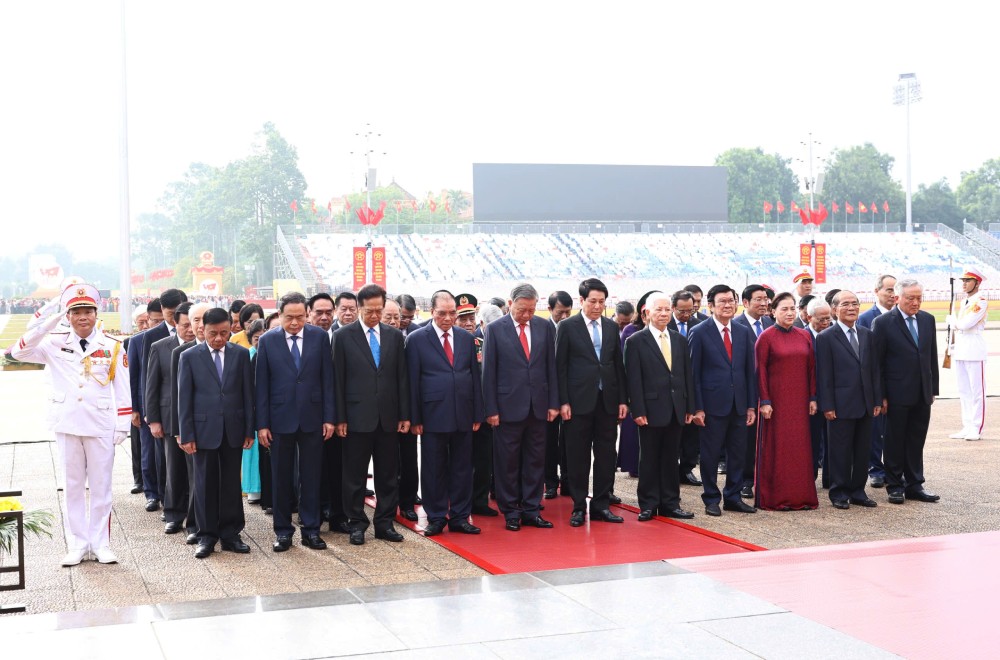 Doan dai bieu lanh dao, nguyen lanh dao Dang, Nha nuoc tuong nho cong lao to lon cua Chu tich Ho Chi Minh. Anh: Hai Nguyen