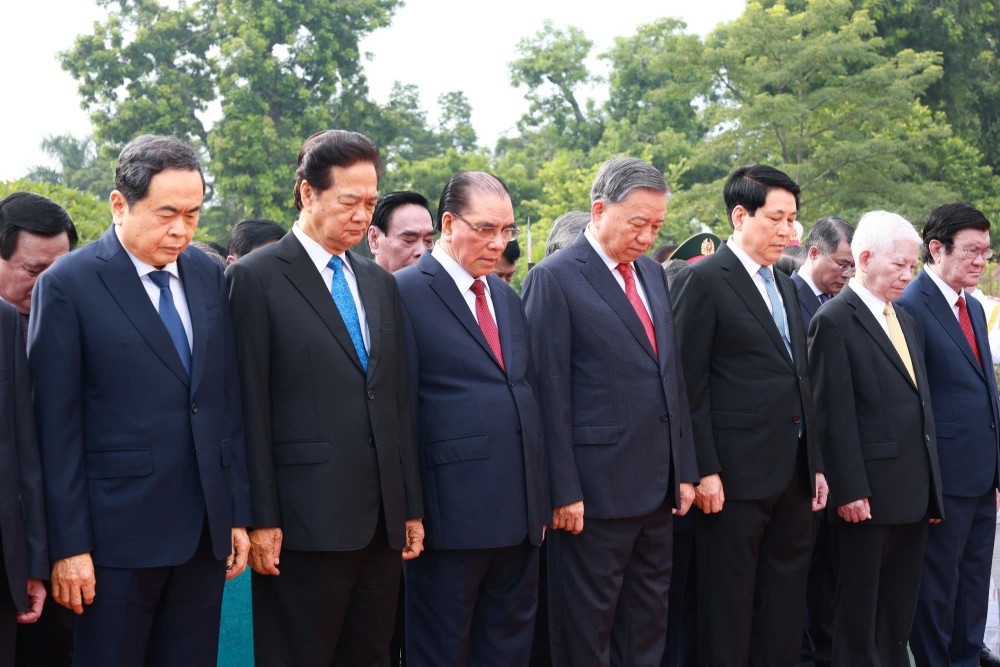 Doan dai bieu lanh dao, nguyen lanh dao Dang, Nha nuoc tuong niem cac anh hung liet si. Anh: Hai Nguyen