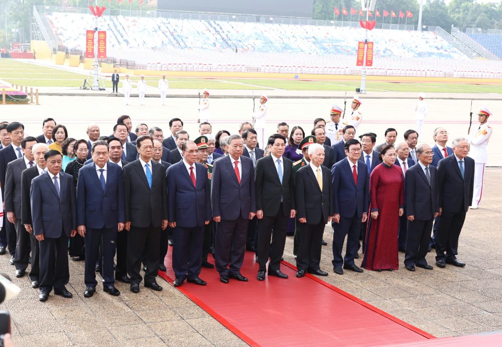간부 지도자 전 간부 당 지도자 국가는 9월 2일 국경일 80주년을 맞아 호치민 주석의 위대한 공로를 기립니다. 사진: 하이 응우옌