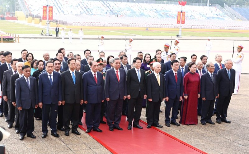 Leaders and former leaders of the Party and State commemorated President Ho Chi Minh's great contributions on the occasion of the 80th anniversary of National Day on September 2. Photo: Hai Nguyen