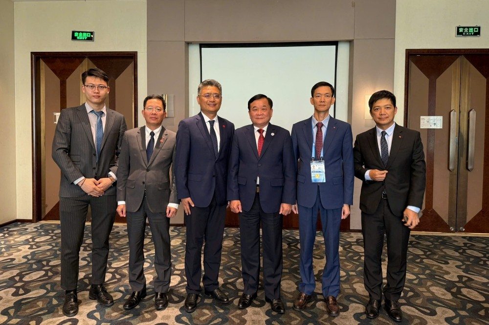 In China, Senior Lieutenant General Hoang Xuan Chien (4th from left) just had a working session with a representative of Huawei Group. Photo: Ministry of National Defense