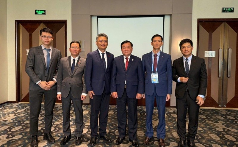 In China, Senior Lieutenant General Hoang Xuan Chien (4th from left) just had a working session with a representative of Huawei Group. Photo: Ministry of National Defense