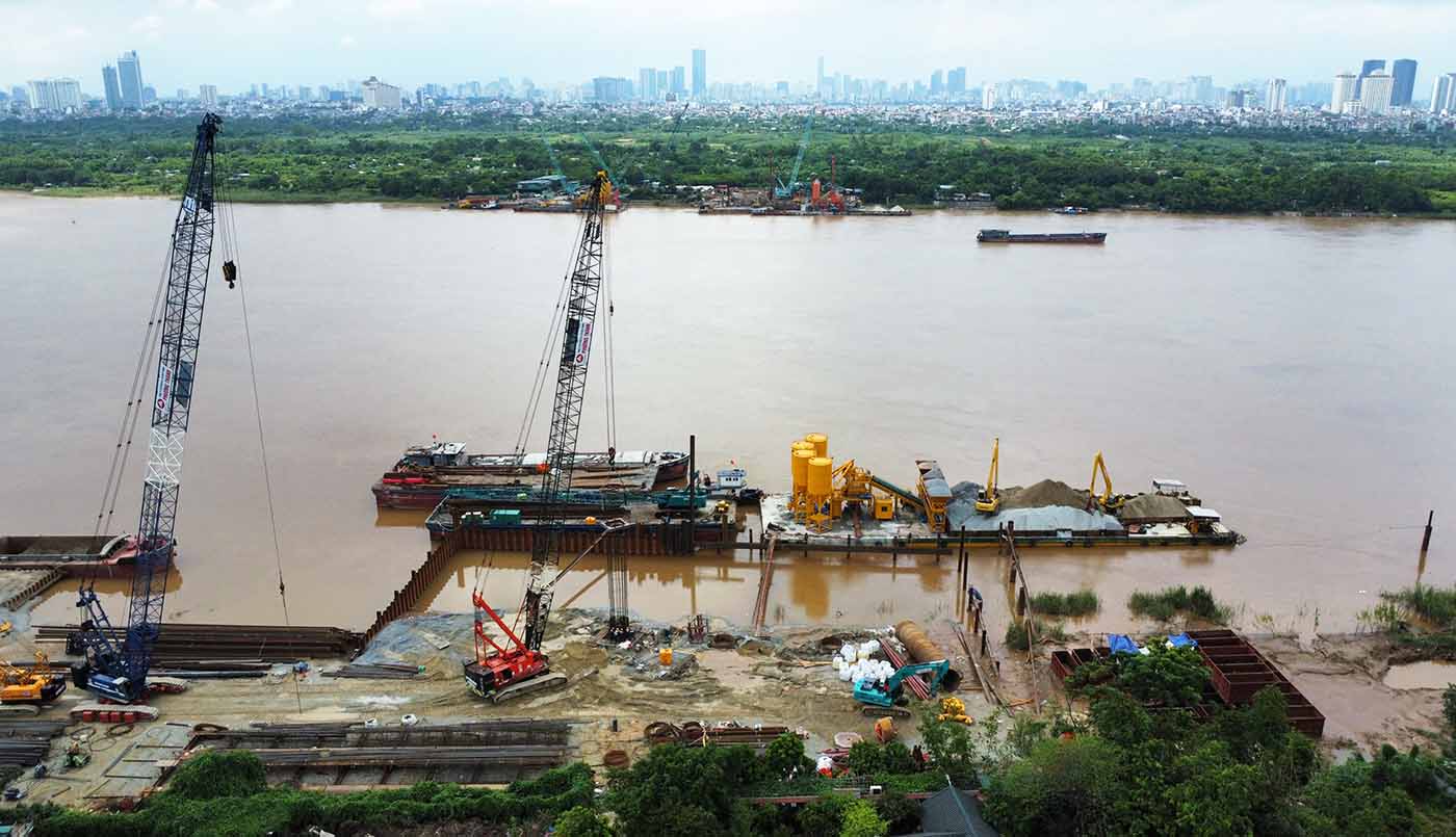 At the billion-dollar project across the Red River - Tu Lien Bridge, many items will be constructed during the National Day holiday on September 2. Photo: Nguyen Tung
