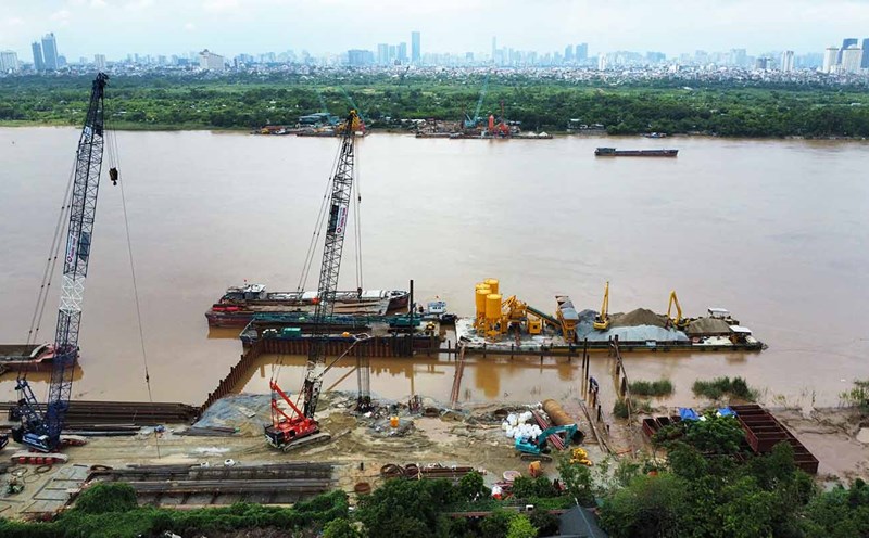 At the billion-dollar project across the Red River - Tu Lien Bridge, many items will be constructed during the National Day holiday on September 2. Photo: Nguyen Tung
