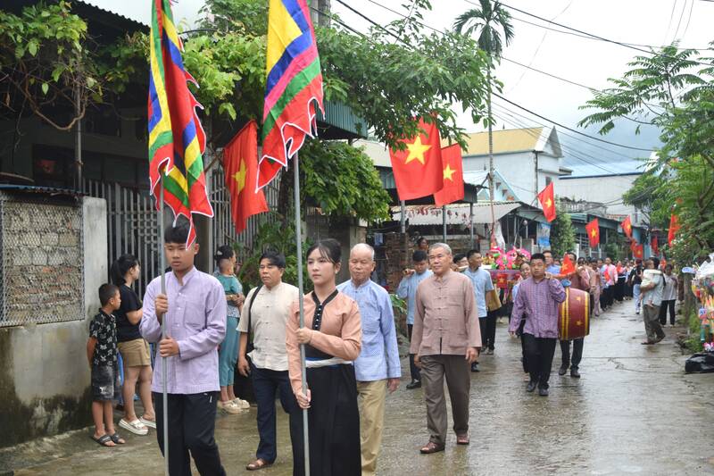 The ceremony of bringing people from Bua pond to Dinh Chu during the Lunar New Year in Phu Yen. Photo: Truong Son