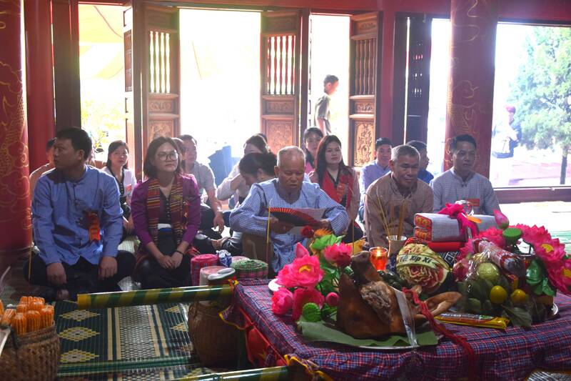 Nghi le cung “Tet Xip Xi” tai Dinh Chu. Anh: Truong Son